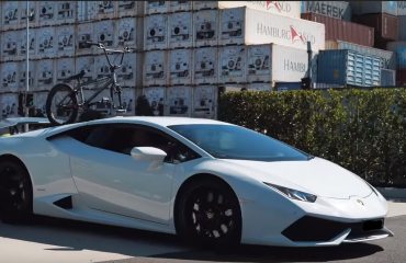 Lamborghini Huracan with a SeaSucker Talon 1-Bike Rack